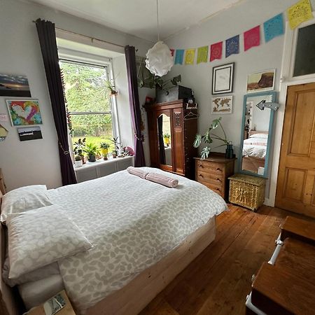 Quirky Apartment In Leith Единбург Екстериор снимка